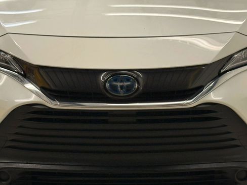 Used 2021 Toyota Venza LE AWD/4WD image 5