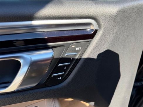 Used 2022 Porsche Macan image 19