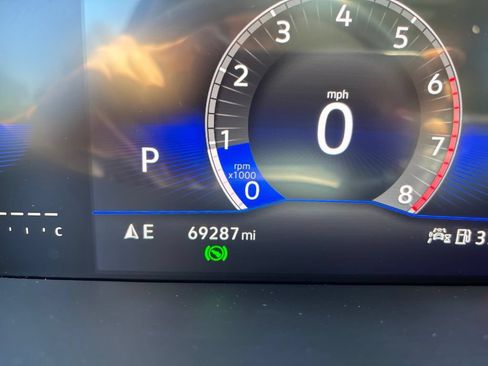 Used 2023 Volkswagen Taos SE w/ Panoramic Sunroof Package FWD image 10