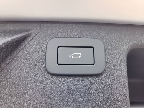 Used 2025 Land Rover Discovery Sport S image 14