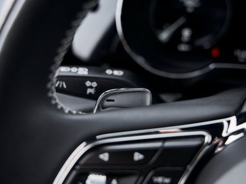 Used 2023 Bentley Bentayga Extended Wheelbase AWD/4WD image 60