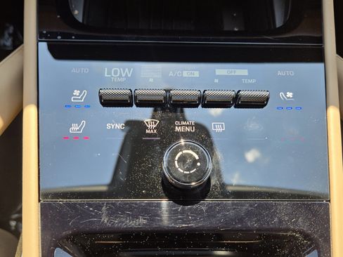 Used 2025 Porsche Cayenne Coupe image 23