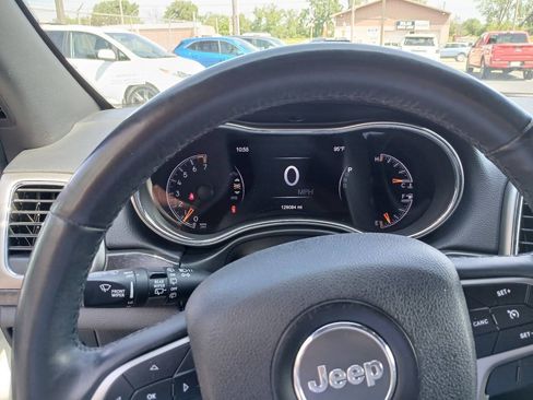 Used 2018 Jeep Grand Cherokee Laredo AWD/4WD image 25