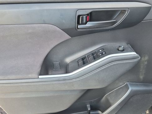 Used 2022 Toyota Highlander LE FWD image 11