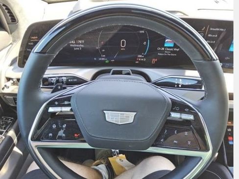 Used 2026 Cadillac Vistiq Platinum w/ LPO, Floor Liner Package AWD/4WD image 7