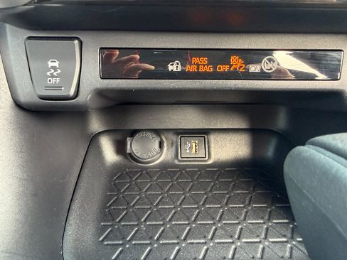 Used 2025 Toyota RAV4 XLE FWD image 25
