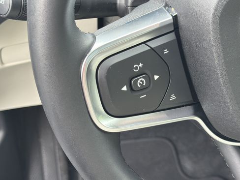 Certified 2023 Volvo XC40 B5 Plus AWD/4WD image 19
