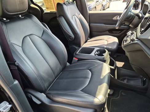 Used 2025 Chrysler Pacifica Select FWD image 30