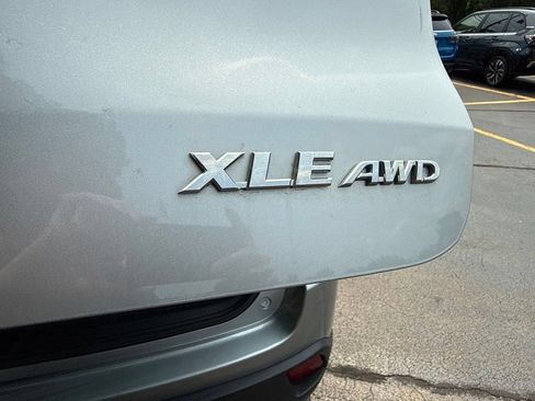 Used 2019 Toyota Highlander XLE AWD/4WD image 16