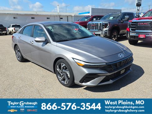 Used 2025 Hyundai Elantra SEL FWD image 2