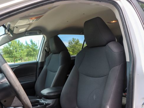 Used 2019 Toyota RAV4 LE FWD image 14