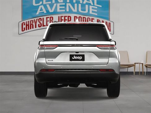 Used 2024 Jeep Grand Cherokee Altitude image 10