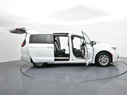 Used 2023 Chrysler Pacifica Touring-L FWD image 37