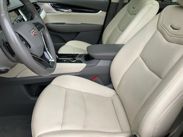 Used 2024 Cadillac XT6 Premium Luxury w/ Technology Package FWD image 5