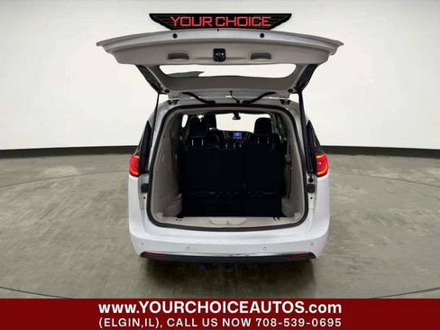Used 2018 Chrysler Pacifica Limited FWD image 5