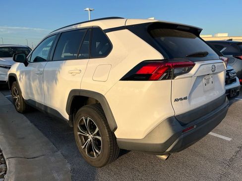 Used 2020 Toyota RAV4 LE FWD image 3