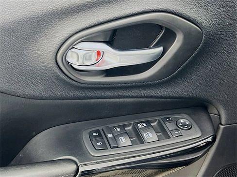 Used 2020 Jeep Cherokee Latitude Plus image 9