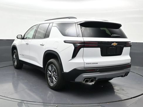Used 2025 Chevrolet Traverse LT FWD image 3
