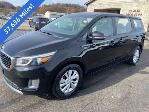 Used 2018 Kia Sedona L image 2
