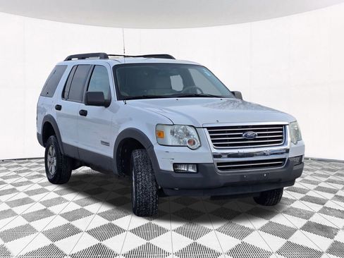 Used 2006 Ford Explorer XLT image 3