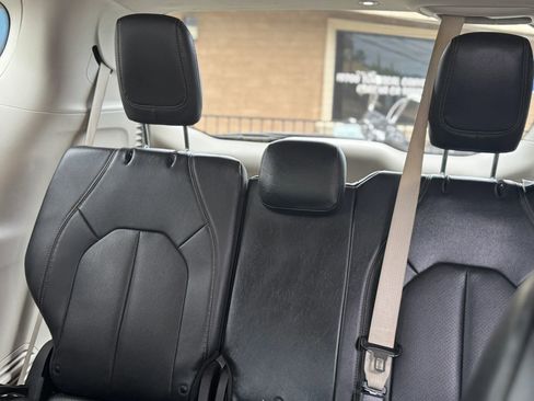 Used 2019 Chrysler Pacifica Touring-L FWD image 19