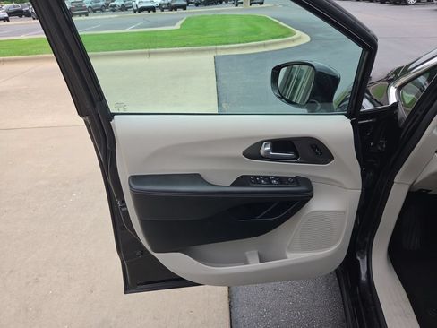 Used 2024 Chrysler Pacifica Touring-L FWD image 26