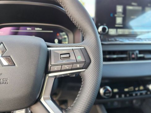 New 2025 Mitsubishi Outlander SE image 28