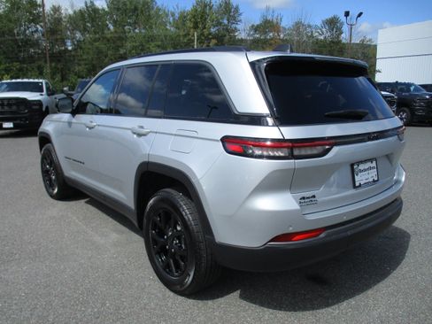 Used 2026 Jeep Grand Cherokee Altitude AWD/4WD image 6