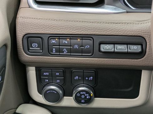 Used 2021 GMC Yukon Denali w/ Denali Premium Package image 27