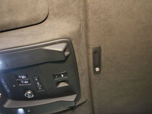 Used 2018 Cadillac Escalade Platinum AWD/4WD image 33