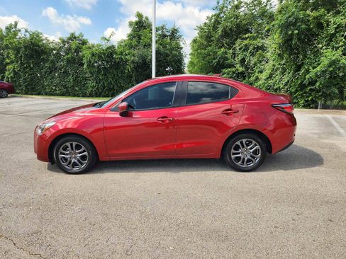 Used 2019 Toyota Yaris XLE FWD image 4