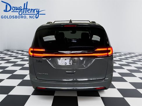 Used 2022 Chrysler Pacifica Touring-L image 4