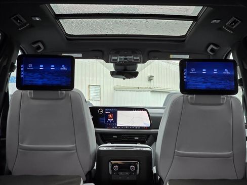 New 2026 Chevrolet Suburban Premier image 12