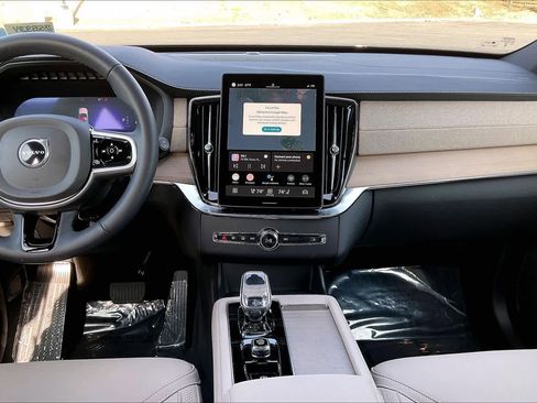 Used 2025 Volvo XC90 B5 Core w/ Protection Package Premier image 9