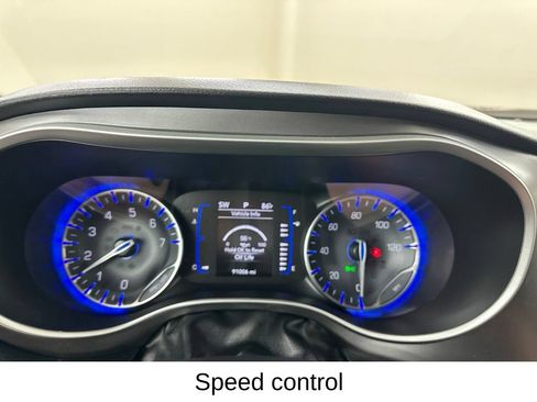 Used 2020 Chrysler Pacifica Touring-L FWD image 40