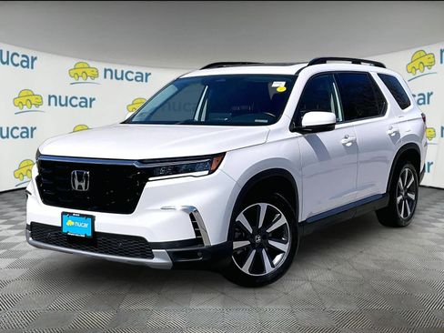 Used 2025 Honda Pilot Touring image 3