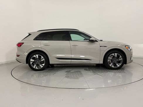 Used 2022 Audi e-tron Premium w/ Convenience Plus Package image 8