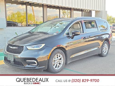 Used 2021 Chrysler Pacifica Touring-L FWD image 3