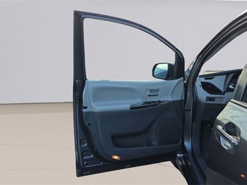Used 2020 Toyota Sienna Limited image 11