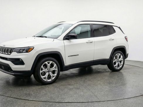 Used 2025 Jeep Compass Latitude image 3