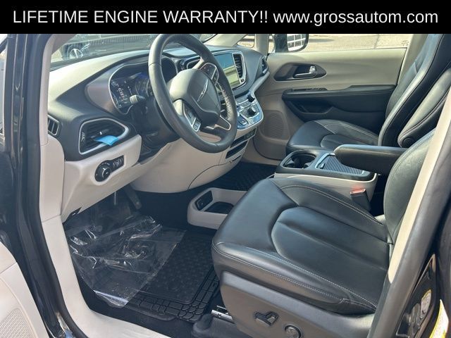 Used 2024 Chrysler Pacifica Touring-L FWD image 11