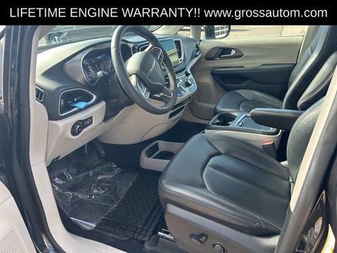 Used 2024 Chrysler Pacifica Touring-L FWD image 11