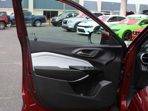 Used 2025 Chevrolet Trax LT FWD image 18
