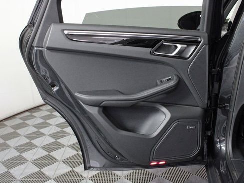 Certified 2025 Porsche Macan AWD/4WD image 31
