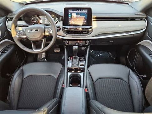 Used 2025 Jeep Compass Latitude image 16