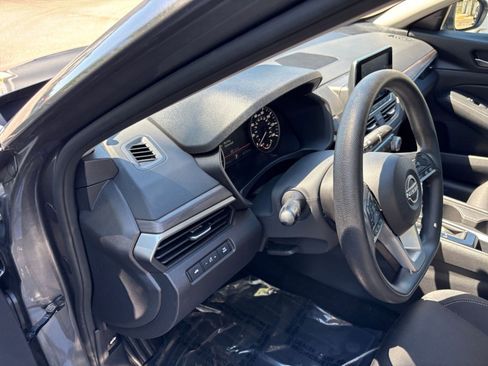 Used 2025 Nissan Altima 2.5 SV FWD image 35