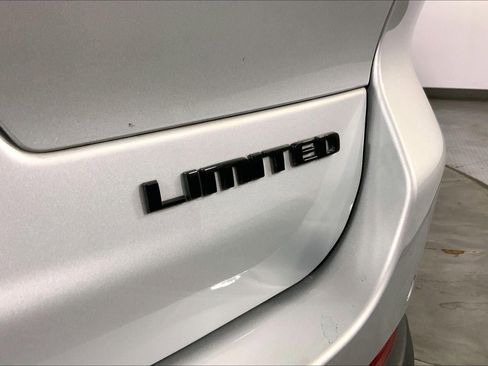 Used 2025 Jeep Grand Cherokee L Limited w/ Luxury Tech Group II image 8