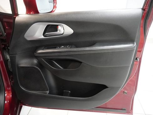 Used 2019 Chrysler Pacifica Touring Plus w/ S Appearance Package FWD image 29