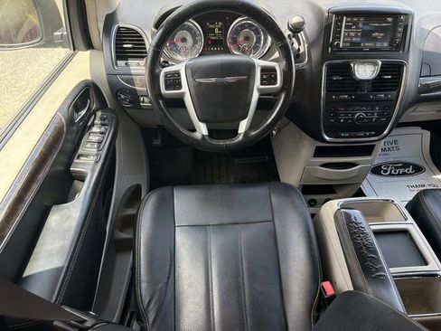 Used 2016 Chrysler Town & Country Touring-L w/ Driver Convenience Group FWD image 28
