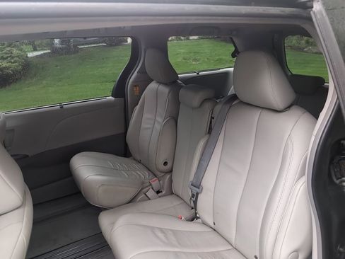 Used 2014 Toyota Sienna XLE FWD image 6